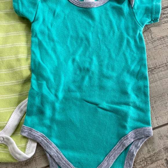 Lot of 7 onesies. - Picture 5 of 8